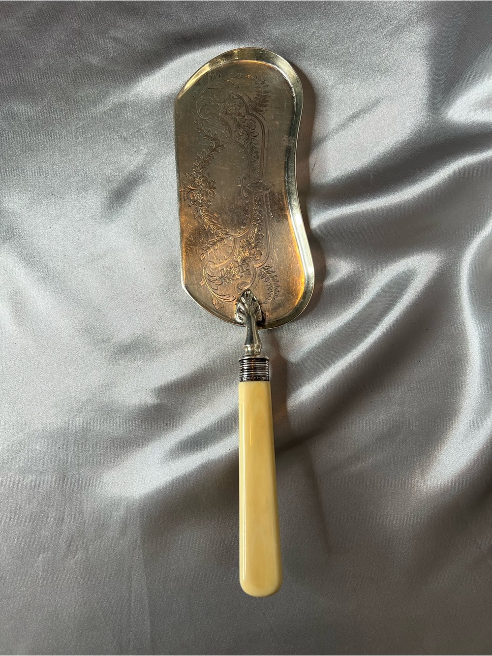 Cream-Handled Silver Plated Pastry Server - Classic Home Accent